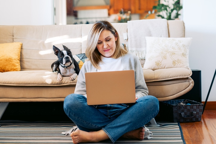woman looking for refurbished computers
